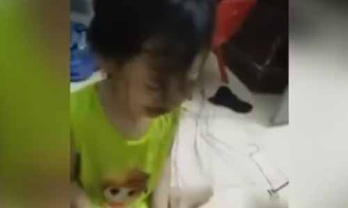 Bé gái bị mẹ mắng chửi, đánh và tát thậm tệ (ảnh cắt từ clip)
