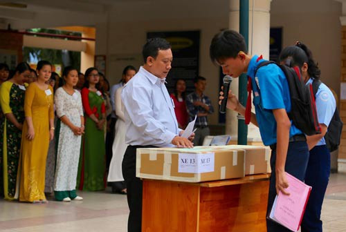 Thí sinh kiểm tra niêm phong đề thi trong kỳ thi tuyển sinh lớp 10 vừa qua Ảnh: HOÀNG TRIỀU