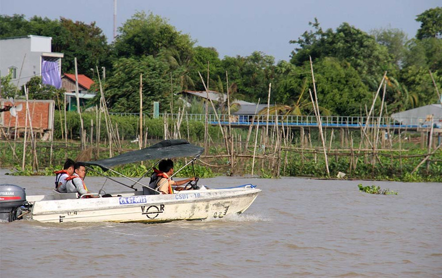 Sau khi xảy ra vụ việc, lực lượng chức năng được huy động tìm kiếm. Ảnh: Công an