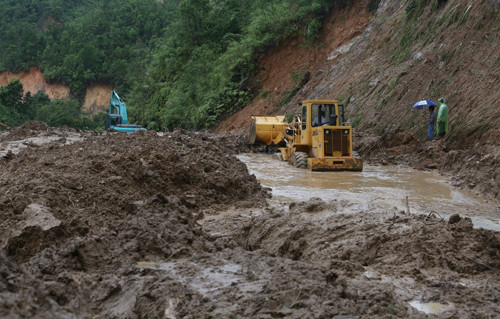 Quốc lộ 4D sạt lở nhiều điểm. Ảnh: Ngọc Thành.