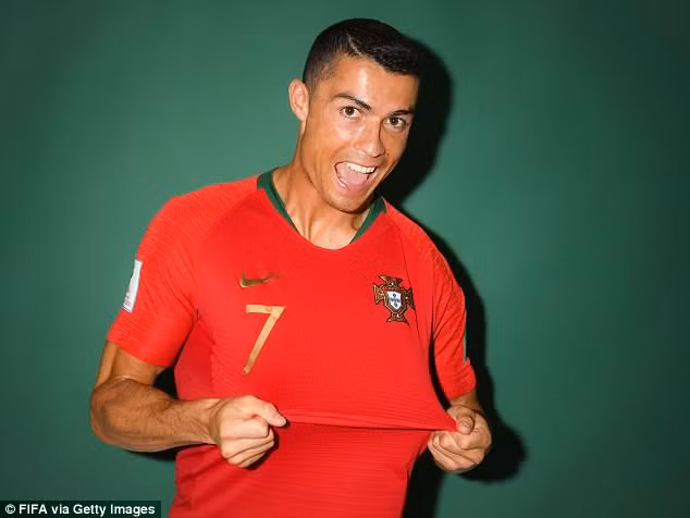 Ronaldo nhí nhảnh chụp ảnh thẻ World Cup