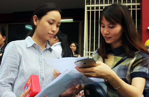 Nguyễn Thị Vinh (trái) và chị gái. Ảnh: Nguyễn Mai.