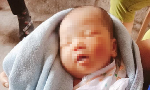 Bé gái 10 ngày bị bỏ rơi trong đêm tối. Ảnh: HS. 