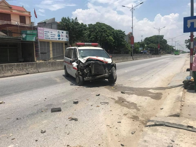 Xe cấp cứu đâm sập tường nhà dân, nhiều người thoát chết