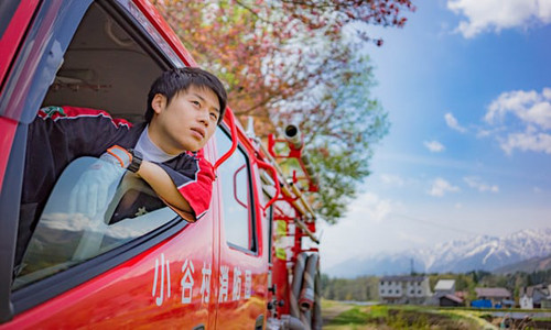 Keito Kobayashi, nhân viên địa trắc kiêm lính cứu hỏa bán thời gian ở làng Otari, xuất hiện trong bộ lịch ảnh đặc biệt. Ảnh: Guardian.