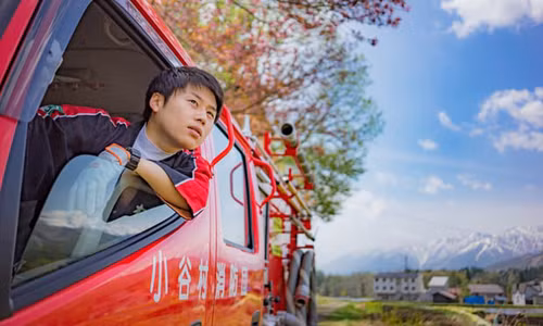 Keito Kobayashi, nhân viên địa trắc kiêm lính cứu hỏa bán thời gian ở làng Otari, xuất hiện trong bộ lịch ảnh đặc biệt. Ảnh: Guardian.