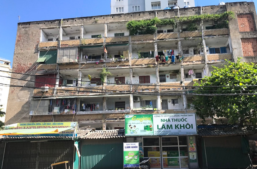 Chung cư D2 trải qua hơn 40 năm đang từng ngày xuống cấp nghiêm trọng, ảnh hưởng đến cuộc sống người dân. Ảnh: Cảnh Thắng