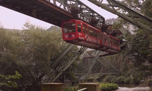 Đoàn tàu trăm tuổi treo lơ lửng ở thành phố Đức