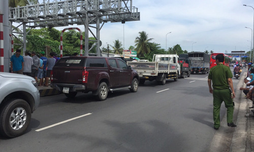 Trạm BOT T1 bị tê liệt khi tài xế phản ứng