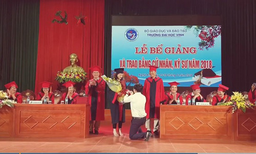 Phó Bí thư đoàn Trường ĐH. Vinh quỳ gối cầu hôn nữ sinh ngay trong lễ bế giảng (Ảnh cắt từ Clip)