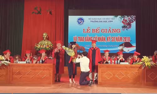 Phó Bí thư đoàn Trường ĐH. Vinh quỳ gối cầu hôn nữ sinh ngay trong lễ bế giảng (Ảnh cắt từ Clip)