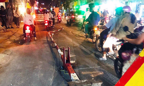 Barie bị ôtô tông văng ra ngoài. Ảnh: Tin Tin.