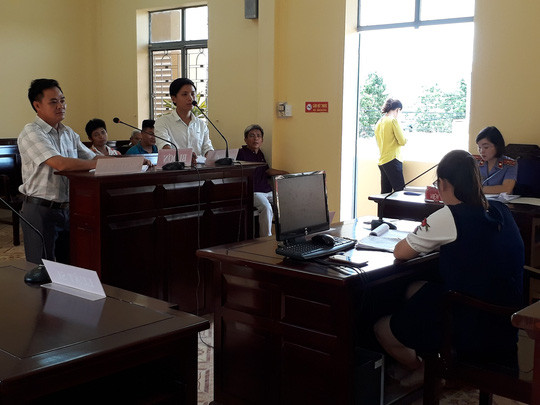 Đại diện nguyên đơn và bị đơn tại TAND huyện Châu Đức. Ảnh: X.Hoa