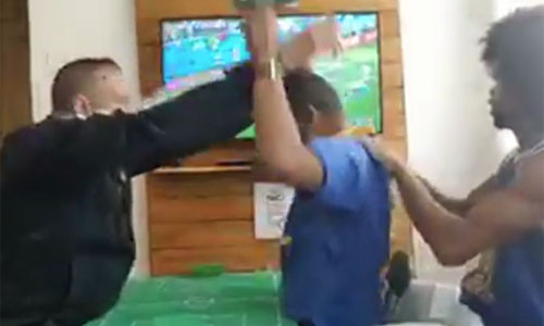 Cách xem World Cup đặc biệt của cổ động viên vừa điếc vừa mù