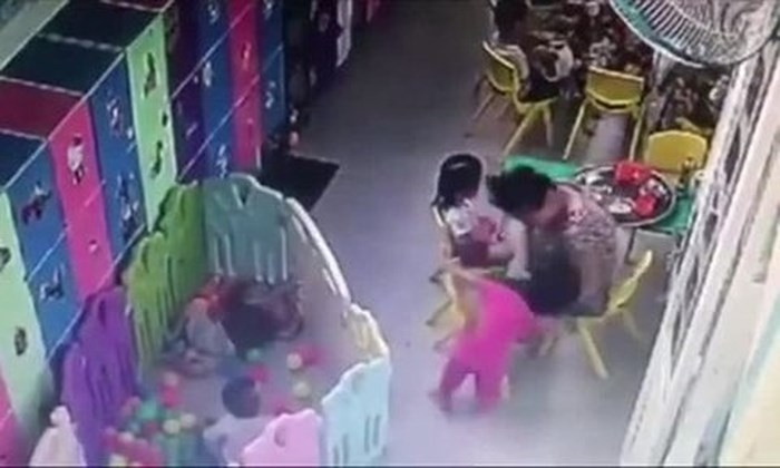 Cô giáo tát bé gái ngã xuống đất. (Ảnh cắt từ clip)