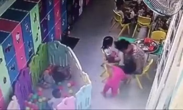 Cô giáo tát bé gái ngã xuống đất. (Ảnh cắt từ clip)