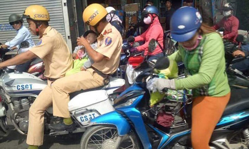 Hình ảnh 2 CSGT đưa cháu bé đến bệnh viện cấp cứu được người đi đường chụp lại, chia sẻ trên mạng xã hội