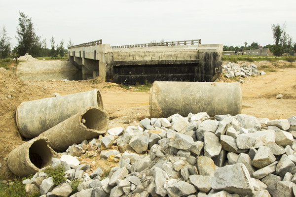 Cầu Bà Vường chưa được sử dụng vì thiếu đường nối