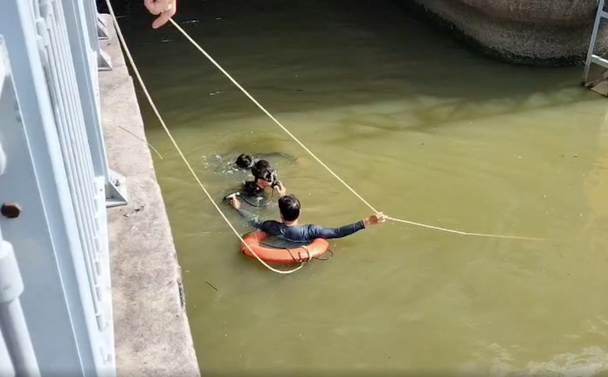 Mục kích người nhái lặn tìm nạn nhân nhảy cầu tự tử ở TPHCM