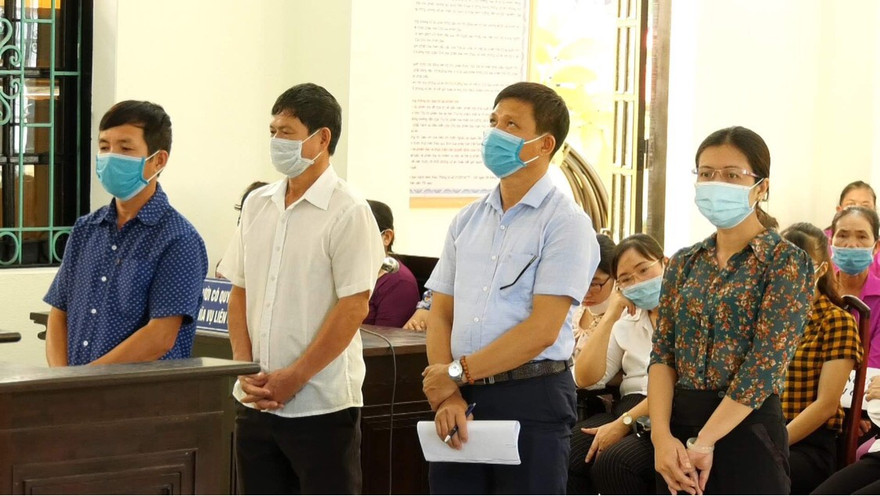 Bốn bị can tại toà