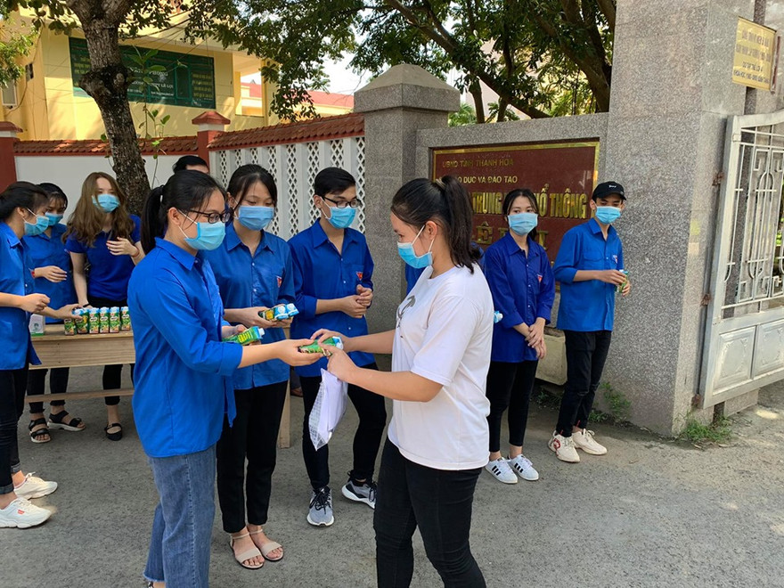 109 đội hình thanh niên tiếp sức cho thí sinh tại các điểm thi