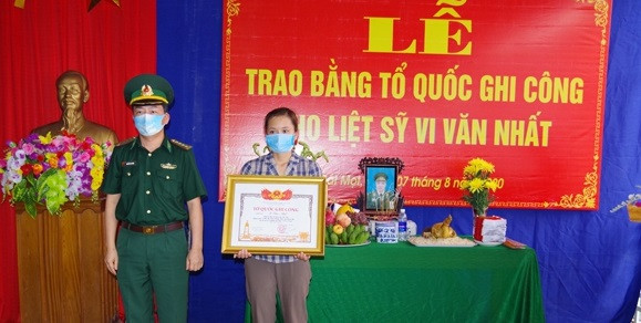 Trao Bằng Tổ quốc ghi công cho thân nhân gia đình liệt sỹ Vi Văn Nhất