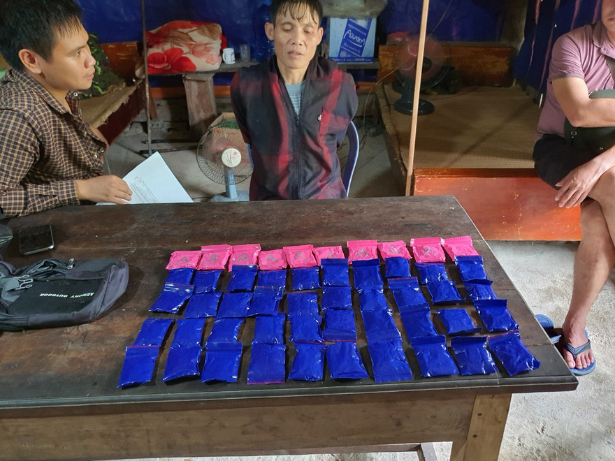 Dùng xuồng vận chuyển ma tuý ở vùng giáp ranh biên giới