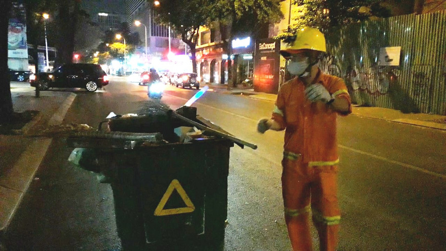 Công nhân vệ sinh TPHCM làm việc xuyên giao thừa giữ đường phố sạch đẹp 