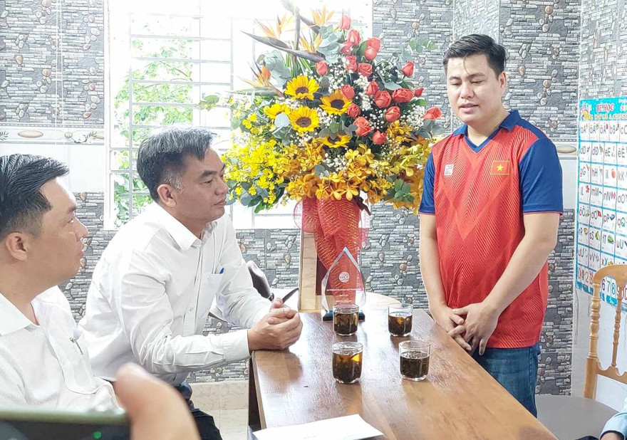 Nhà vô địch cờ tướng thế giới kể chuyện đăng quang với lãnh đạo tỉnh Bình Dương