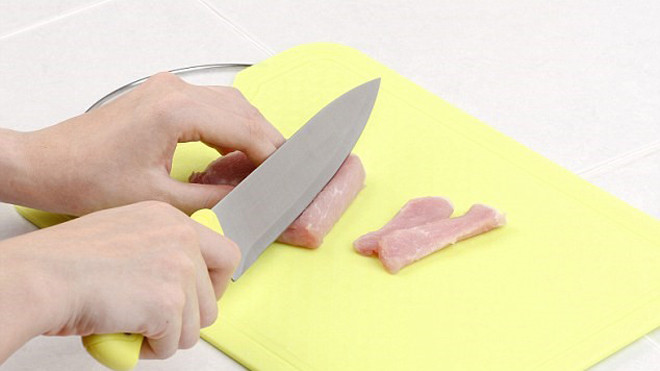 Không nên dùng thớt nhựa trong lúc chế biến thực phẩm ăn tái, sống. Ảnh: Shuttertock/ Venus Angel.