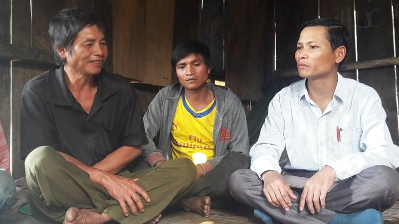 Công việc gần như thường xuyên của lãnh đạo Trà Don là đi vận động từng hộ dân hạn chế uống rượu, chăm lo làm ăn