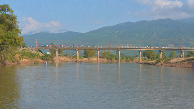 Lực lượng chức năng và gia đình tổ chức tìm kiếm nạn nhân