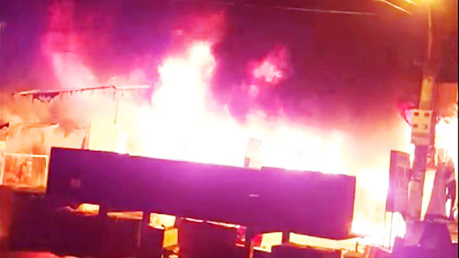 Hiện trường vụ cháy; 11 ki ốt và 47 sạp hàng bị thiêu rụi