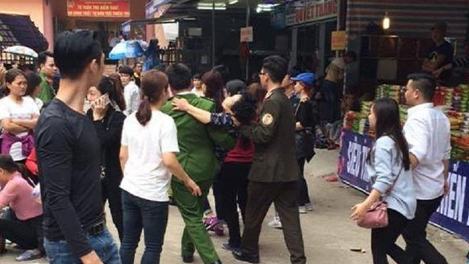 Bà cụ bị đánh ngất do giẫm chân cô gái khi đi Chùa Hương