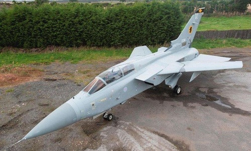 Chiếc tiêm kích Panavia Tornado F3 được rao bán trên PistonHeads.com. Ảnh: Auto plus