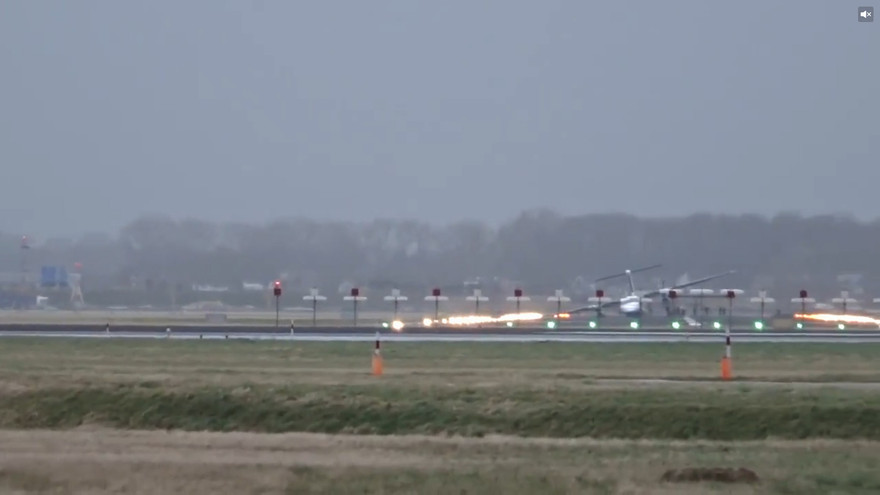 Máy bay Anh chở 59 người gãy càng, cánh đập đất do gió lớn