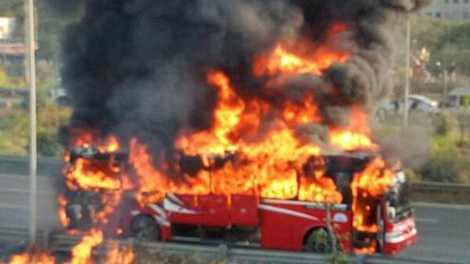 Xe khách bốc cháy trên đại lộ Thăng Long, Hà Nội tháng 12/2016. Ảnh: Ngọc Doanh