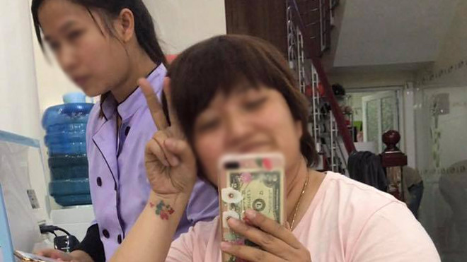 Hình ảnh cô K.A. khi làm việc khiến gia đình phụ huynh bức xúc 