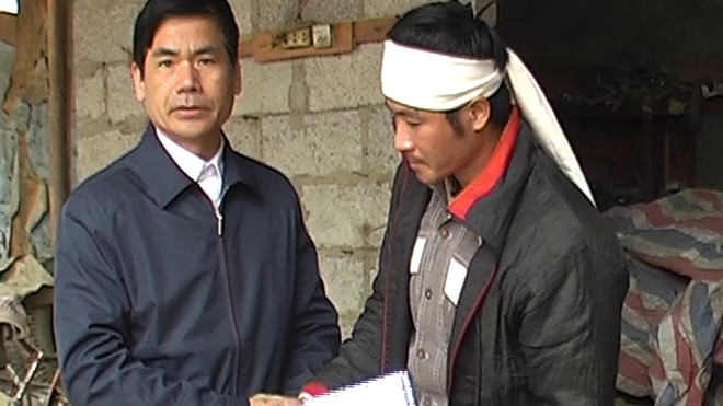 Cấp ủy, chính quyền động viên, hỗ trợ gia đình ông Núm. Ảnh: CB