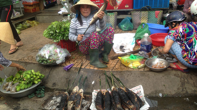 Từ sáng sớm, nhiều tiểu thương mở sạp nướng cá lóc bán.