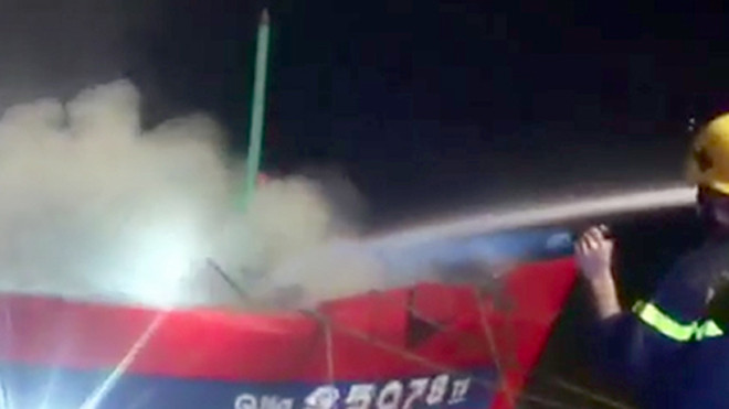 Tàu cá chứa 30.000 lít dầu bốc cháy trong đêm. Ảnh: Quảng Lâm.