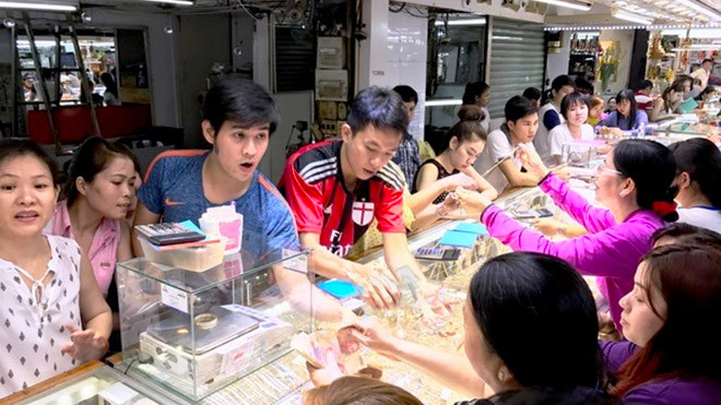 Người dân đổ xô đi mua vàng trong ngày Thần tài.