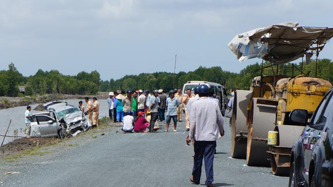 Chiếc xe bị đẩy văng xuống mương