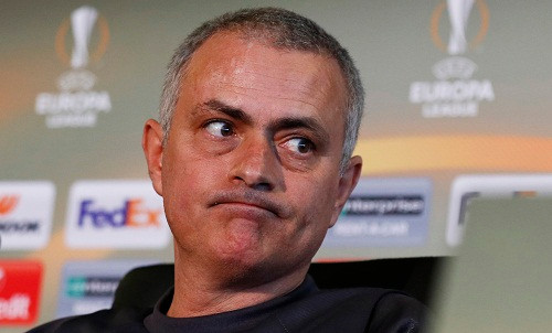 Mourinho trong buổi họp báo trước trận gặp Saint-Etienne. Ảnh: Reuters.