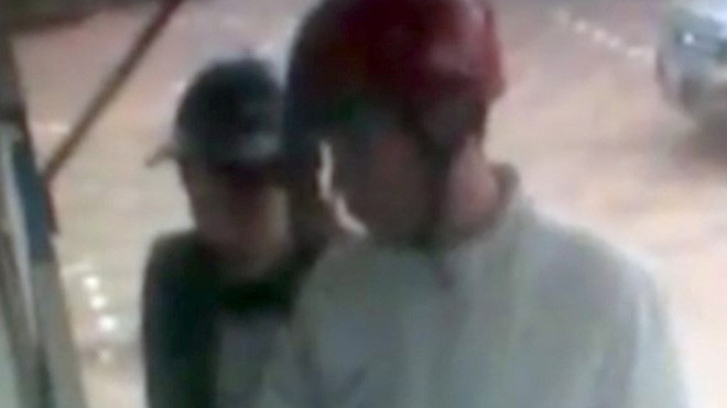 Đôi nam nữ bị cho là đã rút tiền trong thẻ ATM của vợ anh Giang. Ảnh cắt từ clip.