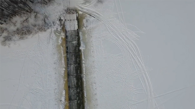 Nga bắc cầu phao đưa xe bọc thép vượt sông băng