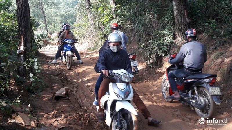 Đoạn đầu, đường sá tương đối bằng phẳng, dễ chạy, nhưng càng vào sâu thì càng khó đi, bởi nhiều đoạn đường hẹp, sình lầy, nhão nhoẹt, bánh xe trơn trượt.