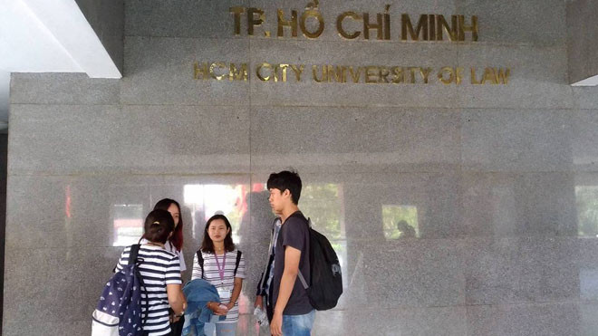 Việc đình chỉ 1 năm học với nữ sinh mang 8 cuốn tài liệu photo giáo trình vào trường để tặng một người em cùng quê khóa sau của trường Đại học Luật TPHCM đang gây nhiều tranh cãi.