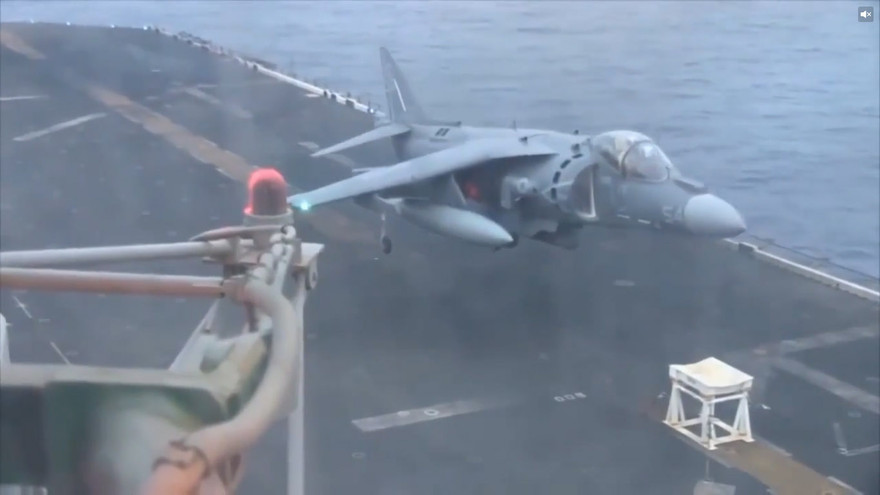 Cú hạ cánh không càng thẳng đứng của phi công tiêm kích Mỹ