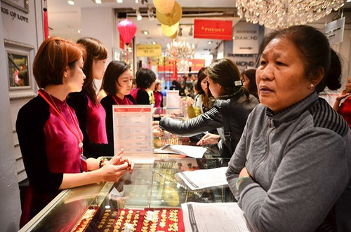 Giá vàng lao dốc, mua xong bước ra khỏi cửa đã lỗ. Ảnh: Thanh Hà